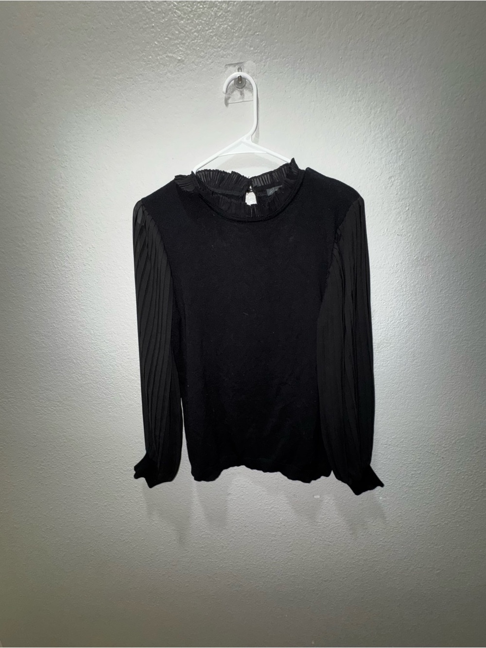 Women's Black Long-Sleeve Pleated Sleeve Top
